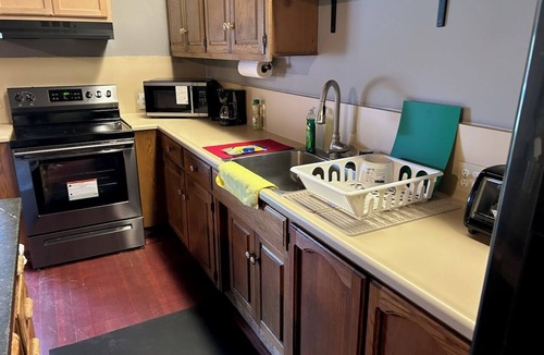 Bakersfield House | Charming 3-bedroom ranch house with AC in Bakersfield