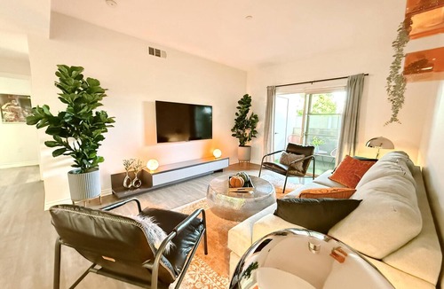 Encino Hotel | Charming 3BR with WiFi, AC and Parking in Marvelous Los Angeles