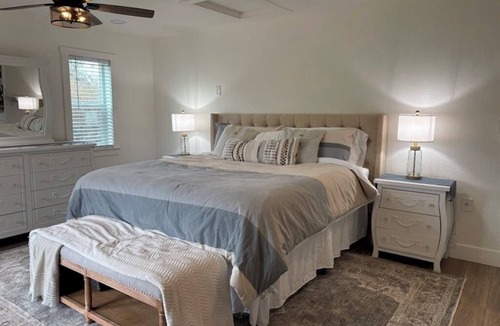 Newcastle House | Charming 4 BD farmhouse with AC and WiFi in fabulous Newcastle on the Wine Trail