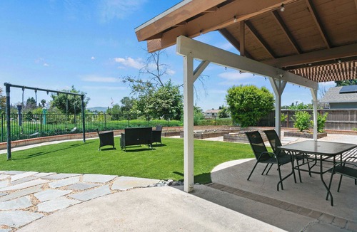 Lake Forest House | Charming 4BR Home｜ WiFi｜AC｜Washer&Dryer｜Garage Access #42087