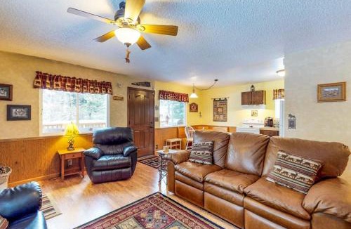 Tahoe Paradise House | Charming alpine cabin for all ages - close to hiking skiing and more