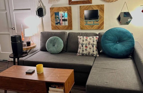 Greater Wilshire - Hancock Park Apartment | Charming apartment in vibrant Los Angeles