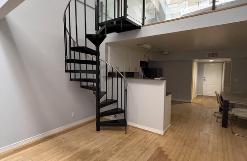 Downtown Los Angeles Apartment | Charming apartment in peaceful Los Angeles with refreshing AC