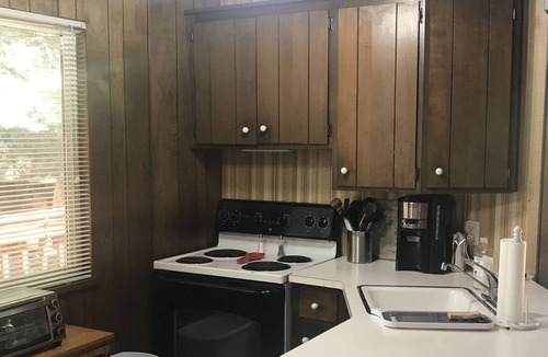 Mi-Wuk Village Cabin | Charming cabin conveniently located