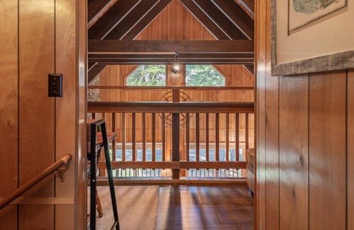 Chamberlands Cabin | Charming Cabin~Deck~Fireplace~New Furniture~Full-Sized Washer Dryer~Loft~3 Bed 2 Bath