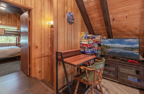 Chamberlands Cabin | Charming Cabin~Deck~Fireplace~New Furniture~Full-Sized Washer Dryer~Loft~3 Bed 2 Bath