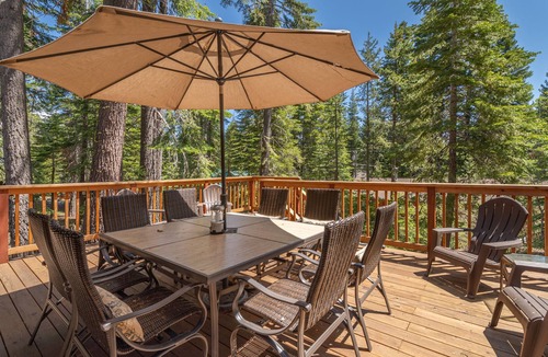 Chamberlands Cabin | Charming Cabin~Deck~Fireplace~New Furniture~Full-Sized Washer Dryer~Loft~3 Bed 2 Bath