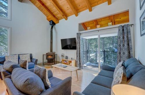Carnelian Woods House | Charming Condo with Shared Hot Tub Pool Resort Amenities - Close to Ski & Beach