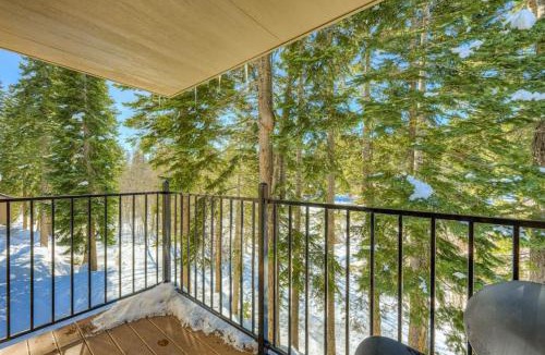 Carnelian Woods House | Charming Condo with Shared Hot Tub Pool Resort Amenities - Close to Ski & Beach