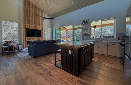 Yosemite Lakes House | Charming Cozy Eco Hut - Serene Yosemite Escape - The Black Swan