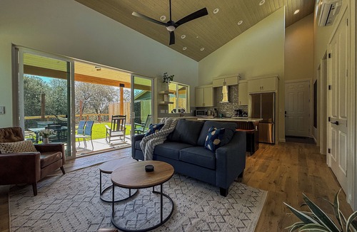 Yosemite Lakes House | Charming Cozy Eco Hut - Serene Yosemite Escape - The Black Swan