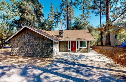 Groveland House | Charming, dog-friendly retreat with a fireplace, modern kitchen, & washer/dryer