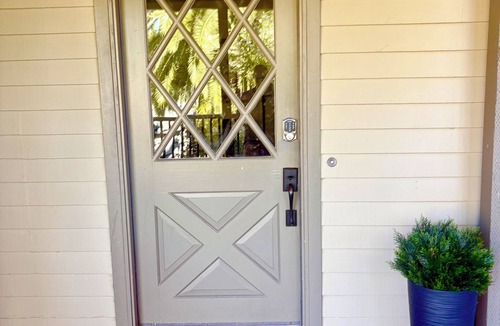Trestle Glen Cottage | Charming Garden Cottage in Glenview – Walk to Cafés