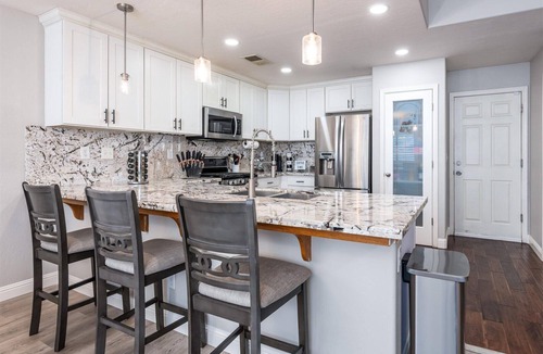 Roosevelt House | Charming Home Retreat Fresno, CA - 4 Bed 2 Baths