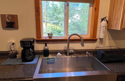 Bass Lake House | Charming home w/jacuzzi, hiking trails, games, near sandy beaches in Bass Lake!
