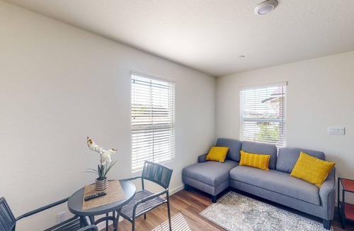 Visalia House | Charming home with full kitchen, W/D, near Lake