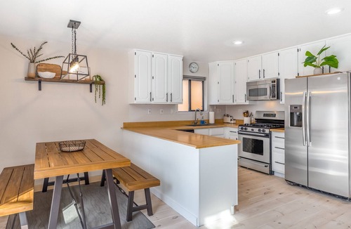 Pla-Vada Woodlands House | Charming home with game room, deck, full kitchen, & washer/dryer