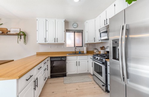 Pla-Vada Woodlands House | Charming home with game room, deck, full kitchen, & washer/dryer