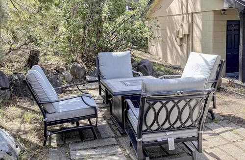 Kings Beach Ski Chalet | Charming hotel with lakeview, golf, skiing, WiFi, & Netflix