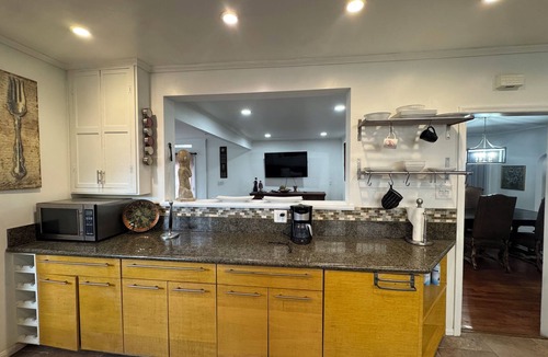 Mid-Wilshire House | Charming Mediterranean 3-bedroom in West Los Angeles
