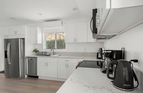 Canoga Park House | Charming New 1BR Hideaway in Canoga Park with Full Kitchen & Peaceful Backyard
