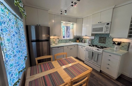 Tahoe Vista Cabin | Charming North Lake Tahoe cabin near beaches and trails.