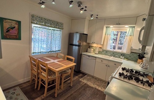 Tahoe Vista Cabin | Charming North Lake Tahoe cabin near beaches and trails.