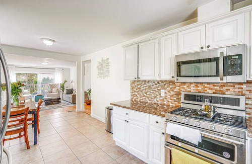 Oakland House | Charming Oakland Home w/Fireplace & Deck!