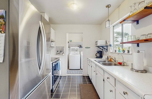 Fort Bragg House | Charming Pet Friendly Cottage with Hot Tub