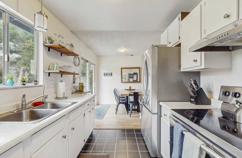 Fort Bragg House | Charming Pet Friendly Cottage with Hot Tub