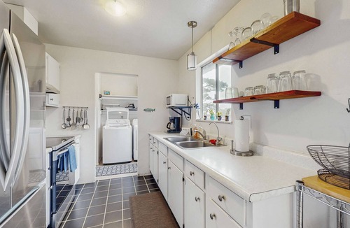 Fort Bragg House | Charming Pet Friendly Cottage with Hot Tub