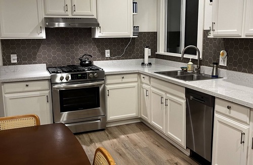 Oakland House | Charming, private 3BR cottage with WiFi, A/C, full washer & dryer in Oakland