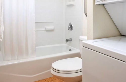 Downtown Resort | Charming resort in superb Pismo Beach short walk to pier with WiFi, fitness room