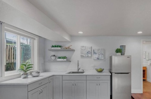 Belmont House | Charming Studio-bedroom house with AC and WiFi in lovely Belmont