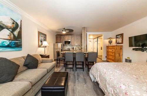 Truckee House | Charming Studio Deluxe w/Full Kitchen #115 at Donner Lake Village