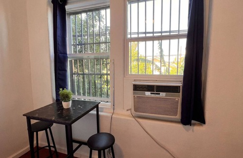 Westlake Apartment | Charming studio in soothing Los Angeles with cool AC breeze