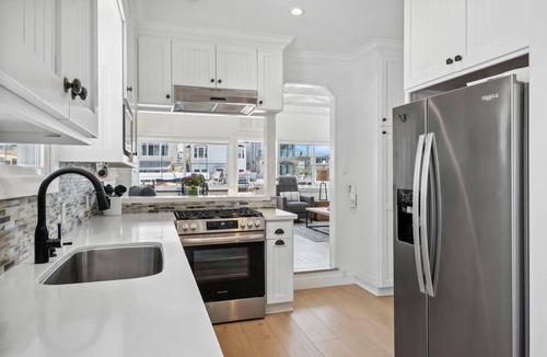 Balboa Island Cottage | Charming Updated Canal Front 3 Bedroom Cottage