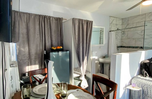 Los Angeles Cottage | Charming Urban Cottage in LA’s Newest Hotspot-close to LAX, SOFI, WiFi, AC…