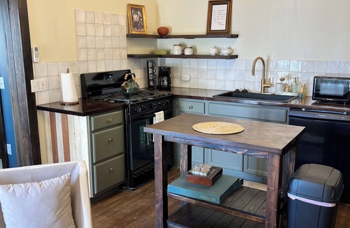 Corona Heights Apartment | Charming Vintage 1-bedroom apartment with WiFi, AC in lovely Porterville