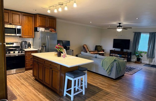 Acampo House | Charming Wine Country Farmhouse - Private Guesthouse in the Vineyards