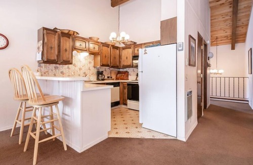 Mammoth Lakes House | Chateau Blanc #13, 3 Bedroom 2 Bath Townhome, Sleeps 8, Close to Free Shuttle!