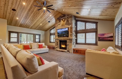 Tahoe Paradise House | Chateau de Navahoe - Rooftop hot tub, luxury, and style!
