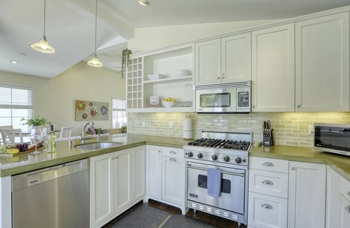 Avila Beach Condo | Cheerful 2BR Condo 3 min Walk to Beach - Pet OK