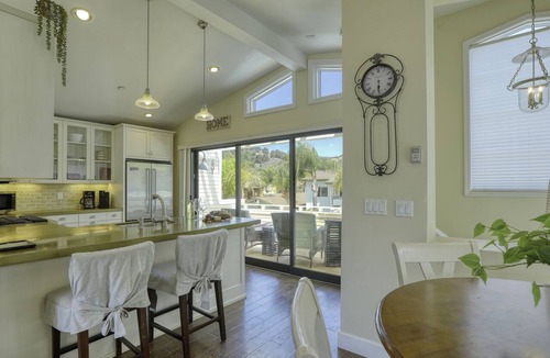 Avila Beach Condo | Cheerful 2BR Condo 3 min Walk to Beach - Pet OK