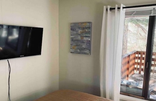 Pinecrest House | Cheerful 3-bedroom townhouse with private lake