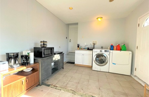 Ashland House | Cheerful Comfy 2B1B Unit walking to Bay Fair