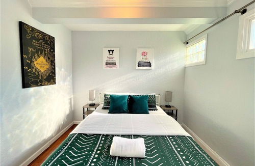 Ashland House | Cheerful Comfy 2B1B Unit walking to Bay Fair