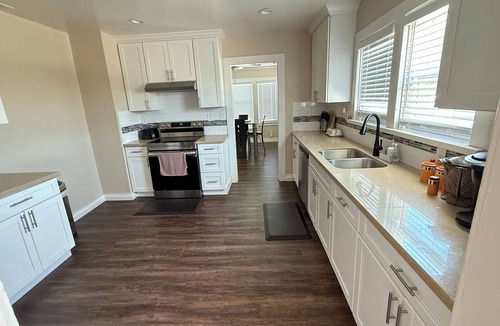 Stockton House | Cheerful cozy secured ranch style close 99 freeway&famous food restaurants