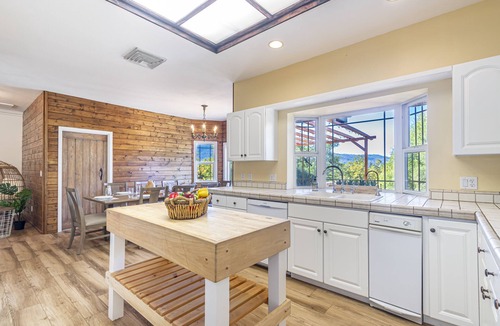 Oakhurst House | Cheerful Home with Spa near Yosemite & Bass Lake