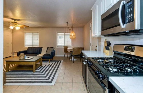 Roosevelt House | Cheerful & Remodeled - 2 miles from Fresno Airport